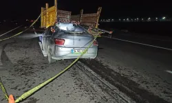 Konya'da traktör römorkuna ok gibi saplanan otomobilin sürücüsü can verdi