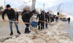 Hakkari'de 55 kişilik kar ve buz timi görev başında