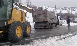 Elazığ'da karlı yolda kayarak yoldan çıkan tırı, ekipler kurtardı