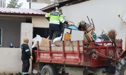 İhbarı üzerine gelinen evden 4 kamyon çöp temizlendi