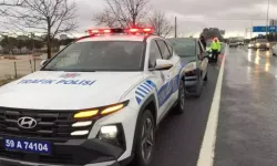 Alkollü sürücü polis aracına çarptı!