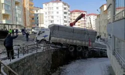 Bitlis'te buzda kayan kamyon, derenin duvarında asılı kaldı