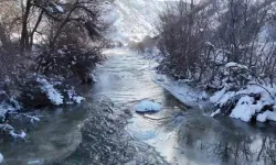 Tunceli’de Pülümür Çayı yer yer buz tuttu