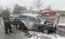 Antalya'da Tofaş marka araç, şiddetli yağmura rağmen yanarak kullanılamaz hale geldi