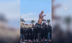 Suriye’de halk, Hafız Esed heykellerini yıkıyor