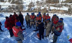 Tunceli'de jandarmaya çığda arama kurtarma eğitimi verildi