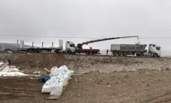 Devrilen tırın sürücüsü yaralandı, 27 ton şeker ziyan oldu