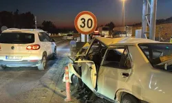 Mersin'de otomobil beton bariyerlere çarptı: 2 ölü 5 yaralı