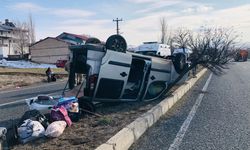 Elazığ'da hafif ticari araç devrildi; 1'i ağır, 4 yaralı