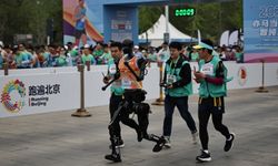 Çin'de bir ilk: İnsansı robotlar yarı maratonda insanlarla yarıştı