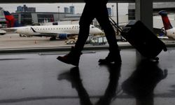 Washington'da tehlikeli anlar: Pistteki jet, duran jete çarptı