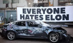 İngiltere’de Elon Musk’ı protestosu: Tesla aracı parçaladılar