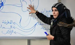 Esad rejiminin kovduğu 14 bin öğretmene görev iadesi