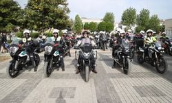 Düzce Valisi Aslan, kaskla motosiklet kullanarak sürüş güvenliğine dikkati çekti
