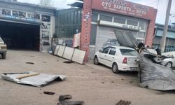 Kars'ta rüzgar nedeniyle 2 iş yerinin çatısı uçtu, 1 araç zarar gördü