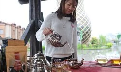 Japonya'nın ilk "Türk çayı demleme ustası" Yumika Arita, Rize'de çay demledi