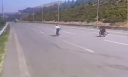 Hatay'da trafikte ölüme yolculuk! Motorun üzerine uzandılar