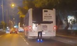 Can güvenliğini hiçe saydı: Patenle otobüsün arakasına tutunarak yolculuk yaptı