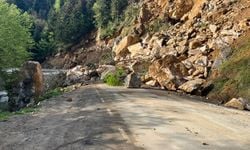 Giresun'da heyelan: Yol ulaşıma kapandı