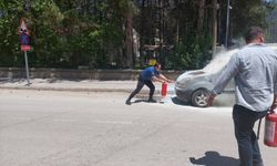 Emniyet binasının önünde alev alan aracı polis söndürdü
