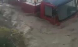 Ankara'da itfaiye aracı sele işte böyle kapıldı