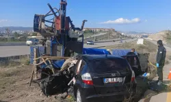 Kontrolden çıkan otomobil sondaj makinesine çarptı: 2 ölü