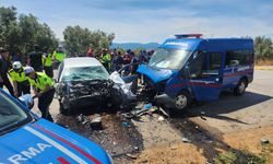 Otomobil ile jandarma minibüsü çarpıştı: Ölü ve yaralılar var