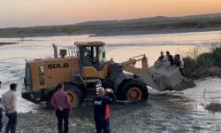 Batman’da çay kenarında mahsur kalan 25 kişi kepçeyle kurtarıldı