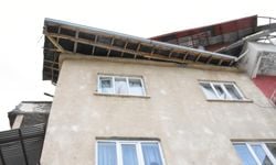 Van'da rüzgar çatılara zarar verdi