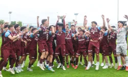 Trabzonspor U19 takımı şampiyonluk kupasını kaldırdı