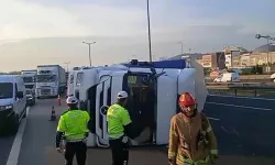 Pendik TEM Otoyolu'nda TIR devrildi: İstanbul yönünde yoğunluk