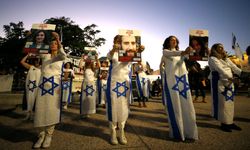 Protestocular Netanyahu'nun partisi Likud'un merkezini bastı