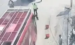 CHP'nin skandalları bitmiyor! Seçim otobüsü polisi ezmeye çalıştı