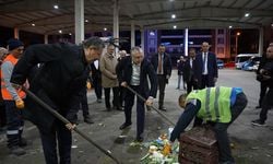 Bakan Işıkhan işçilerle buluştu, temizlik yaptı