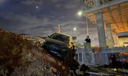 İnşaat alanına giren otomobil perde betonda asılı kaldı