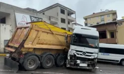 Pendik’te hafriyat kamyonu, park halindeki araçlara çarptı