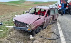 Devrilen otomobildeki 6 kişi yaralandı