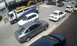 Freni boşalan kamyon geri kayarak 4 araca çarptı