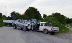 Bursa'da kamyonetler kafa kafaya çarpıştı: 1 ölü