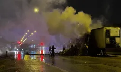 Adana'da iki araca çarpan cip alev aldı: 2 yaralı