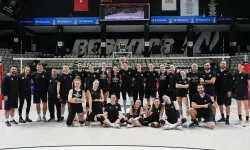Beşiktaş Kadın Voleybol Takımı, başantrenör Recep Vatansever ve 15 oyuncuyla vedalaştı