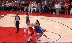 NBA'de saha karıştı! Alperen Şengün'e kafa attı