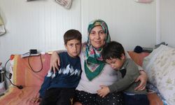 Depremde bacağını kaybetti, hayata evlatlarıyla tutundu