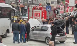 Düzce'de alev alan otomobile vatandaşlar müdahale etti