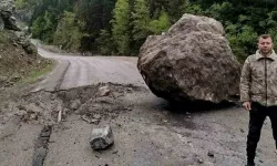 Yola düşen dev kaya parçasının altında kalmaktan son anda kurtuldular