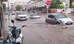 İstanbul'u yağış ve dolu vurdu! Yollar göle döndü