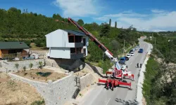 Bursa'da kaçak villayı vinçle taşıdı