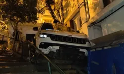 İstanbul - Beşiktaş'ta cip bina boşluğuna uçtu