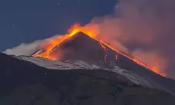 Etna Yanardağı yoğun şekilde kül ve lav püskürtmeye başladı!