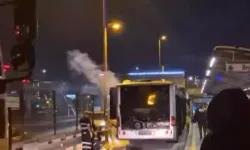 Metrobüsün motor bölümü yandı, seferler kısa süre durduruldu